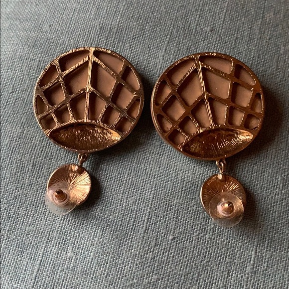 Beige and gold colored statement earrings - Picture 4 of 5